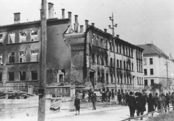 Das Gebäude der heutigen Zentrumsgrundschule nach dem deutschen Bombenangriff am 11. April 1941 (Hrani Dolenjski muzej Novo mesto)