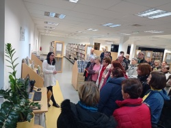 Sabina Stanič je podrobno povedala obiskovalcem, kako lahko dostopajo do knjižnice semen v Knjižnici Brežice. (Foto: M. L.)