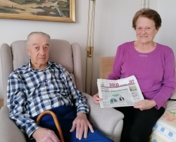 Alojz in Marija Bambič s četrtkovim prijateljem Dolenjskim listom. V lepem sožitju živita skupaj že 60 let, razveseljujejo pa ju tudi že štirje vnuki in dva pravnuka. (Foto: L. M.)