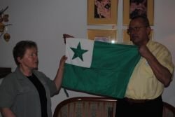 Reneja in Anton Mihelič z esperantsko zastavo