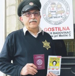 Peter st. kot turistični carinik s pasošem in vinojeto (Foto: M. B.-J.)