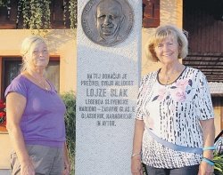 Slakova sestra Jelka in soproga Ivanka ob spominskem obeležju na domačiji Barbovih na Malem Kalu
