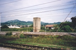 Ovira za vlake. Betonski blok ob železnici Zidani Most–Zagreb v bližini železniške postaje Krško. (Foto: T. Teropšič)