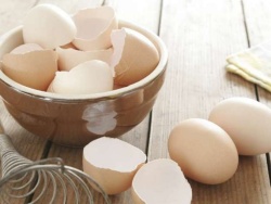 Jajčne lupine lahko uporabite za dognojevanje rastlin.
