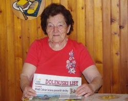 Marija rada prebira Dolenjski list. (Foto: L. M.)