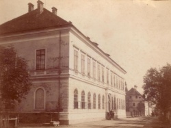 Najstarejša fotografija kočevske gimnazije, okoli 1890 (Pokrajinski muzej Kočevje)