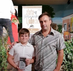 Nik Baškovč in njegov učitelj Toni Sotošek ob prejemu srebrne plakete na  tekmovanju Zlata harmonika Ljubečne (Foto: osebni arhiv)
