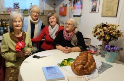 99-letni Antoniji Ivanež (na levi) so prišle voščit njene literarne prijateljice: Anica Vidmar, Jožica Lukan in Terezija Balaževič iz DU Novo mesto mesto, sekcije Snovanja.