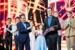 Maksim je na tekmovanju Virtuosos 4+ dobil posebno nagrado Placida  Dominga, unikatno violino s podpisi žirije, ki mu jo je izročil sin  slovitega tenorista, Placido Domingo jr. (Foto: Virtuosos 4+)