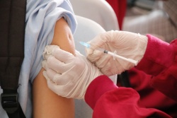 Cepljenje proti HPV je najučinkovitejše, če ga mladi prejmejo dovolj zgodaj, še preden postanejo spolno aktivni.