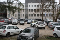 Peščeno parkirišče na Novem trgu z blizu 80 parkirnimi mesti bo mestne  težave s parkiranjem reševalo le še letos, saj naj bi prihodnje leto tam  že začeli graditi stanovanjsko-poslovni objekt, v katerem pa bo tudi  garažna hiša. (Foto: I. Vidmar)