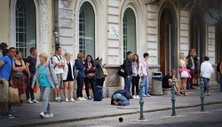 Ležeč pred nogami ljudi na železniški postaji.