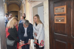 Vrvico ob odprtju nove stalne razstave na sevniškem gradu je v družbi  Mojce Pernovšek in Alenke Černelič Krošelj prerezal sevniški župan  Srečko Ocvirk. (Foto: P. P.)