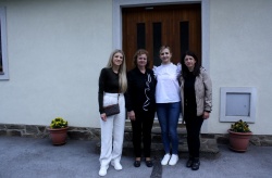 Pred hišo Amalije v Slovenski vasi (z leve) pravnukinja Natalija, vnukinja Štefica, vnukinja Bernarda in pravnukinja Kristina