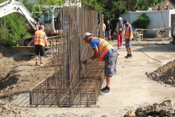 Delavci so pripravljali vse potrebno za postavitev novega mostu čez potok Zabrščica. (Foto: R. N.)