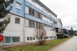 Trebanjska osnovna šola je po številu učencev ena največjih v Sloveniji. V zadnjih letih se spoprijemajo s precejšnjo prostorsko stisko. (Foto: R. N.)