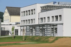 Podružnično šolo v Dolenji Nemški vasi so razširili. V novem šolskem letu jo bo obiskovalo 290 otrok. (Foto: R. N.)