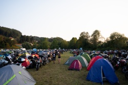 FOTO: Raduno motociclistico e di campeggio con concerti serali