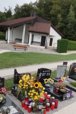 Zadnji dom Robija Erjavca je na prečenskem pokopališču. (Fotografije: D. R.)