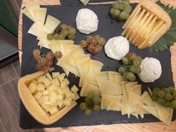 FOTO: Zaključek pogovorov ob siru in vabilo na Jesensko zgodbo v Šokčevem dvoru