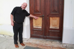 Župnik Marko Japelj nam je pokazal, kje sta nepridiprava poškodovala vrata in vlomila v cerkev na Zaplazu. (Foto: R. N.)