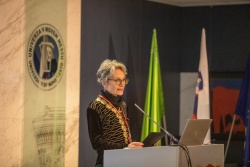 Dr. Karmen Erjavec, prorektorica za znanstveno raziskovalno dejavnost na Univerzi Novo mesto, plenarna predavateljica