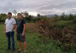 Brata Janez (levo) in Miha Lopatec ob jarku, ki ga Romi vedno znova  zadelajo z zemljo, kamni in lesom. Pred zimo ga je treba očistiti.  (Foto: L. M.)