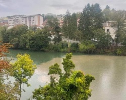 Uporabnik, ki je Facebooku objavil pričujoči fotografiji, je zapisal, da je med fekalijami v Krki plaval tudi toaletni papir.
