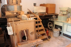 Pogled v Vajsov mlin, v katerem je že kar nekaj zanimivih mlinarskih predmetov in pripomočkov.