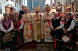Jubilant, upokojeni škof Andrej Glavan (v sredini), v družbi aktualnega  novomeškega škofa dr. Andreja Sajeta (na njegovi levi) in apostolskega  nuncija nadškofa Jeana-Marieja Speicha (na njegovi desni) (Foto: L. M.)