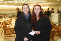 Filmska režiserka Maja Weiss je iskreno čestitala svoji sestri Idi Weiss, ki je bila producentka novega filma. (Foto: Mare Vavpotič/M24)