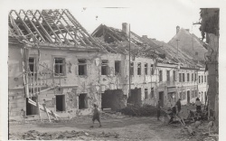 Današnja Rozmanova ulica po nemškem bombardiranju 14. septembra 1943 (Hrani Dolenjski muzej Novo mesto)