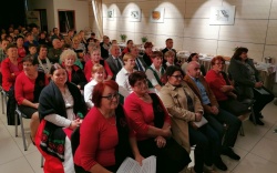 Občinstvo na prireditvi ob odprtju razstave v HŽD, v prvi vrsti tudi župan Marjan Hribar