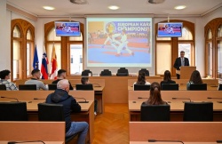 Karateisti medaljo z evropskega prvenstva simbolično predali županu