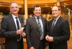Z leve: ustanovni član Lions kluba Novo mesto Rafael Kapš, zdajšnji  predsednik Tomislav Hećimović in Boris Dular, ki je med novomeškimi  lionsi 27 let.