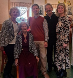 Slavljenka z družino: hčerko Jožico (na levi) in njenim možem Radivojem  ter vnukoma Markom in Sanjo. Razveseljujeta jo že tudi pravnukinji Mila  in Nika. (Foto: osebni arhiv)