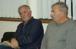 Zoran Leko (levo) in Gregor Zorko sta na seji predstavila Spremembe in dopolnitve Odloka o nadomestilu za uporabo stavbnega zemljišča v Občini Šmarješke Toplice. (Foto: L. M.)