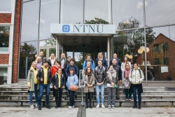Člani projektne skupine PoMP iz Slovenije in Norveške. Slika je  nastala pred univerzo NTNU v Trondheimu, Kraljevina Norveška