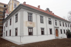 Grad Mostek danes z obnovljeno fasado in restavrirano fresko angelčka s knjigo (Foto: I. Vidmar)