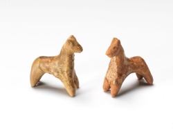 Glinasti figuri v obliki konjičkov, pozni srednji vek (Foto: Tomaž Lauko)