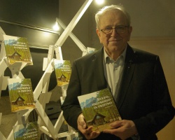 Dr. Janez Gril s svojo novo knjigo Sveto, preprosto in pristno, ki je izšla ob njegovi zlati maši (Foto: L. M.)