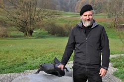 Kipar Boštjan Kavčič ob odkritju skulpture črne človeške ribice v Jelševniku (Foto: osebni arhiv)