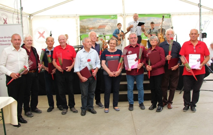 Predsednik straških vinogradnikov Srečo Kovačec (četrti z desne) se je ob jubileju zahvalil nekaterim članom. (Foto: M. Ž.)