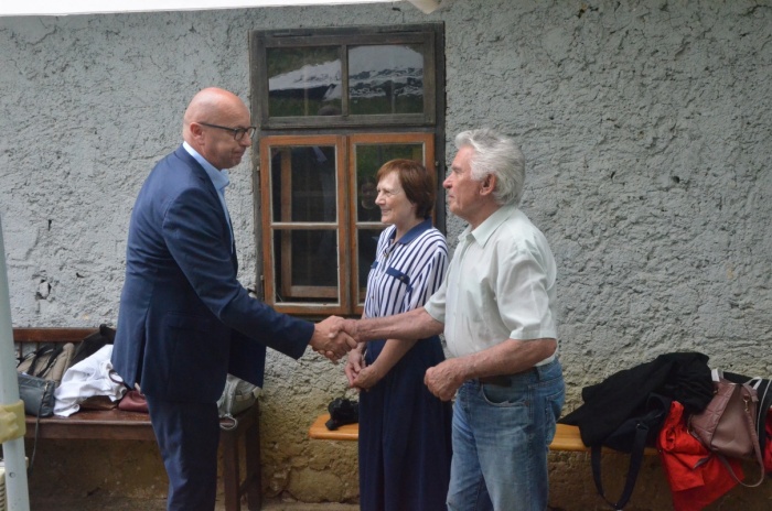 Župan MO Krško Janez Kerin čestita Lojzetu in Ljudmili Šribar.