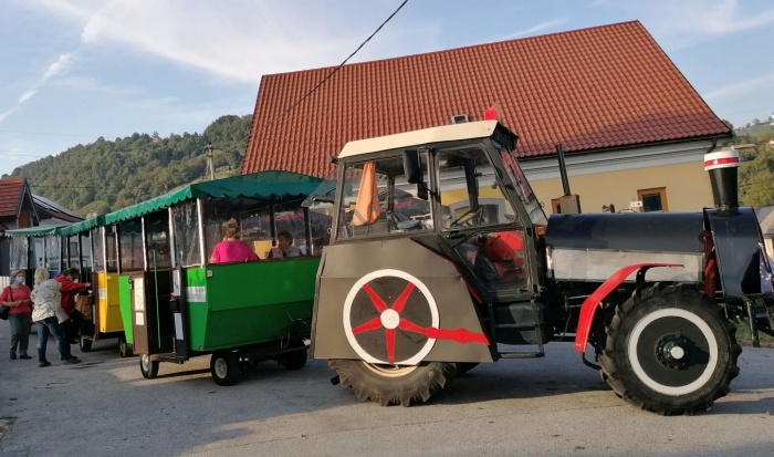 Turistični vlakec vozi goste po zanimivih točkah šmarješke občine, pa tudi v novomeško odpelje.