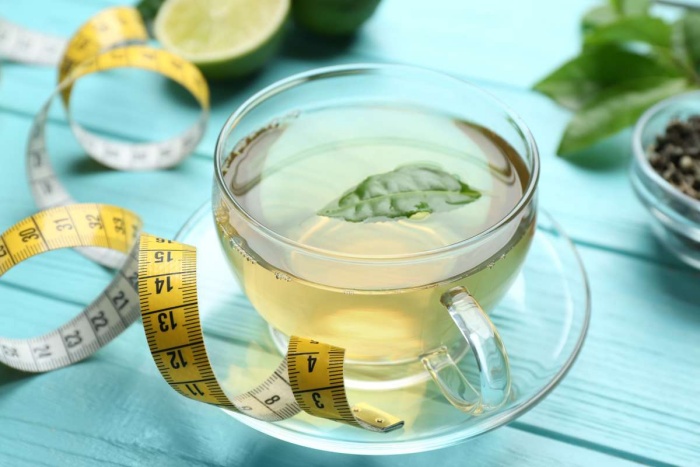 Beli čaj preprečuje nalaganje maščobnih celic v telesu in pospeši izgorevanje kalorij. (Fo0to: Dreamstime)