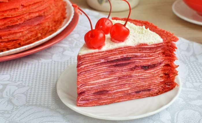 Rdeča žametna torta iz palačink (Foto: Shutterstock)