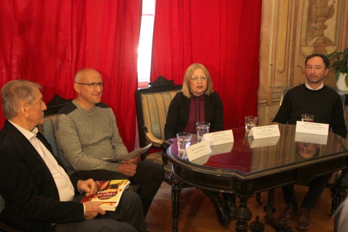 Pobude Civilne iniciative so na gradu Grm predstavili Julij Nemanič,  Matjaž Pavlin, Lea-Marija Colarič - Jakše in Dušan Štepec. (Foto:I.  Vidmar)