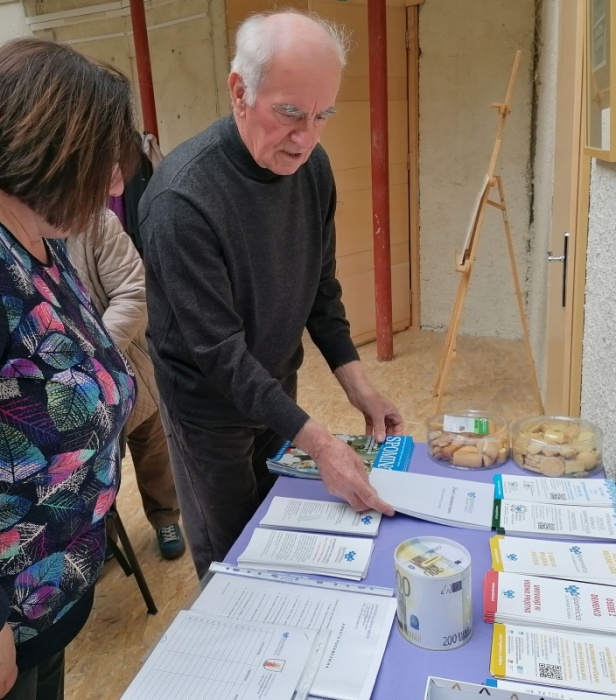 Jože Pečnik je na srečanju ponujal obiskovalcem gradiva o pomoči dementnim. (Foto: L. M.)